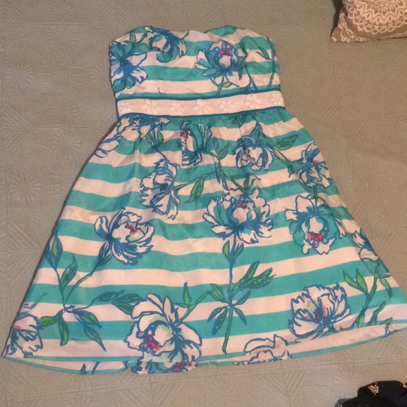 Lilly Pulitzer Dresses & Skirts - Lilly Pulitzer 🌷floral/stripe 🌷dress